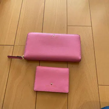 핑크 장지갑과 교통카드 지갑