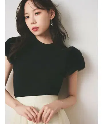 CELFORD 블랙 실크 블렌드 숏 퍼 슬리브 니트