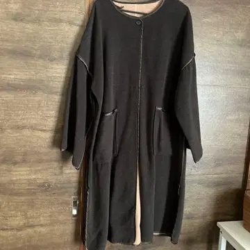 다크 브라운 롱 코트 버튼 포함