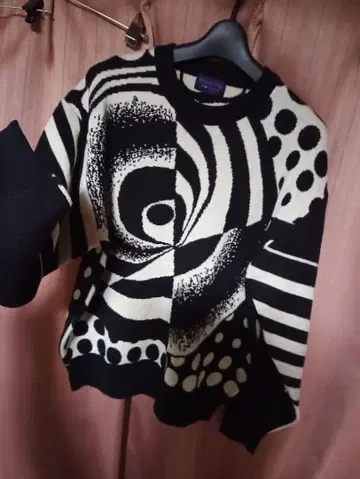 일품 WORLD TOP 기하학 패턴 니트 스웨터 블랙 화이트