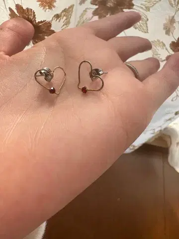 새상품급 하트형 귀걸이 빨간색 스톤 부착