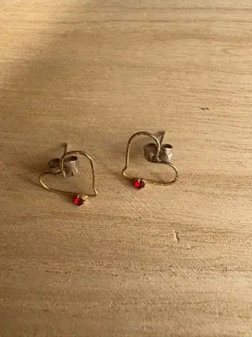 새상품급 하트형 귀걸이 빨간색 스톤 부착 빈티지풍