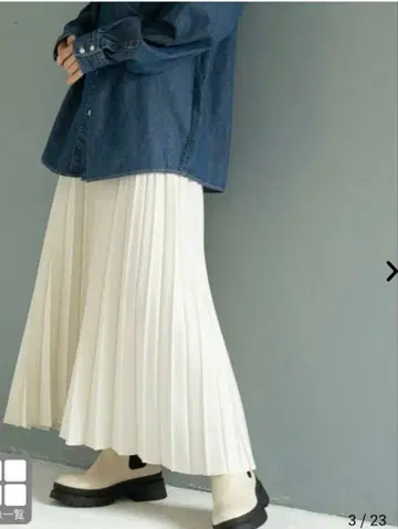 새상품급 corn 엠보싱 플리츠 스커트