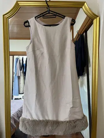 화이트 슬리브리스 원피스 퍼 포함