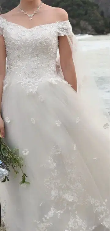 오프숄더 화이트 웨딩 드레스