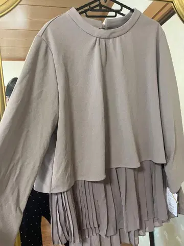 그레이 플리츠 긴팔 상의