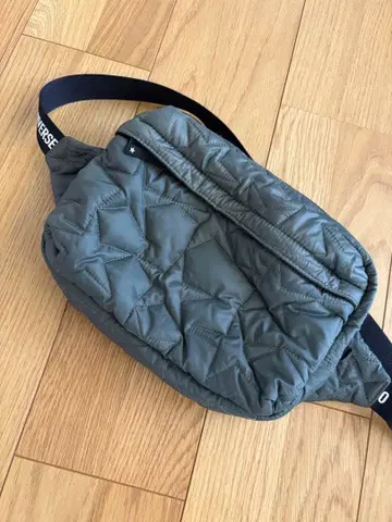 컨버스 카키 퀼팅 바디백