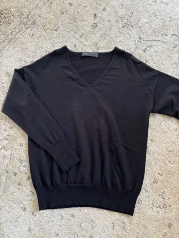 새상품급 NOBLE 블랙 V넥 울 스웨터 긴팔