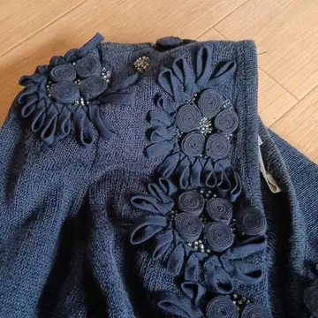 깨끗한 네이비 컬러, 돋보이는 아름다운 플라워 장식,