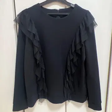 프릴 달린 블랙 긴팔 상의 FENNEL