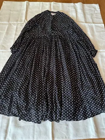 BEARDSLEY 도트 개더 볼륨 소매 원피스