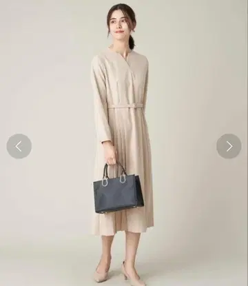 베이지 긴팔 무릎 기장 원피스