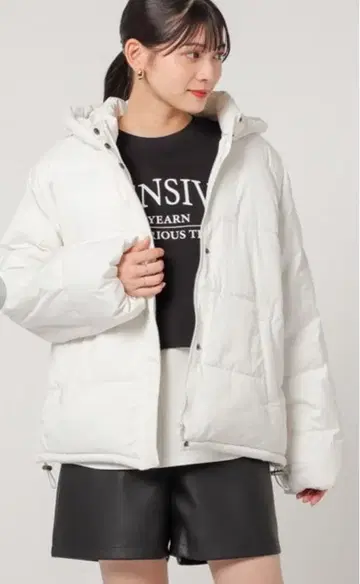 화이트 후드 부착 다운 자켓