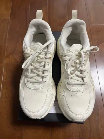 Puma 화이트 스니커즈