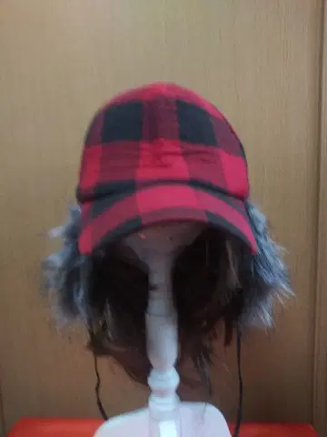 빨간색과 검은색 체크 무늬 플라이트 캡