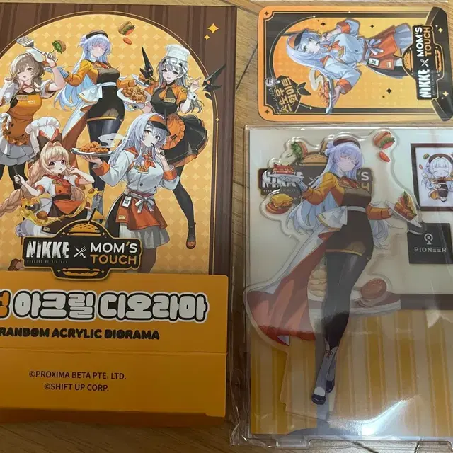 맘스터치 니케 나유타 아크릴 스탠드 판매합니다