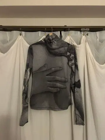 KIMHEKIM 세컨드 스킨 그래픽 프린트 터틀넥 긴팔