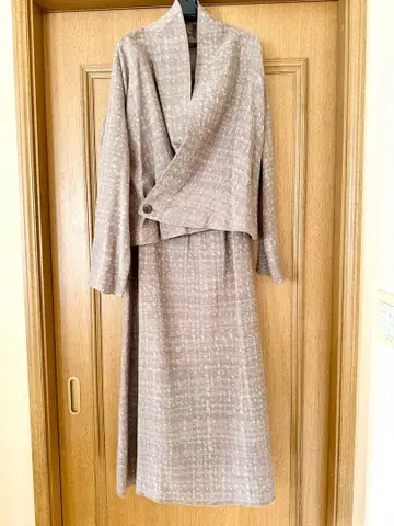 요건 레일 베이지 랩 스타일 스커트 셋업