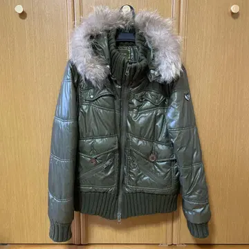 올리브 그린 퍼 달린 다운 자켓