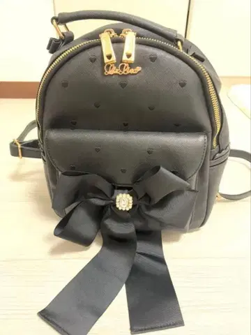 리본 포함 블랙 백팩