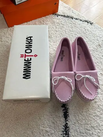 MINNETONKA 핑크 로퍼 소가죽 박스 포함
