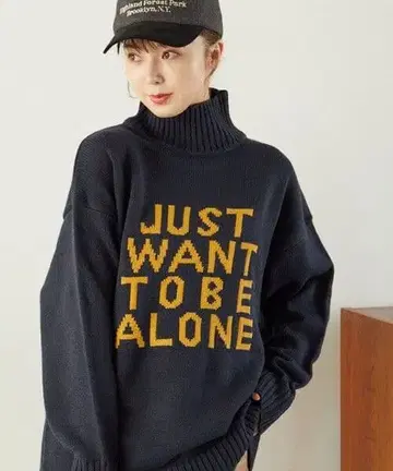 네이비 터틀넥 니트 메시지 프린트