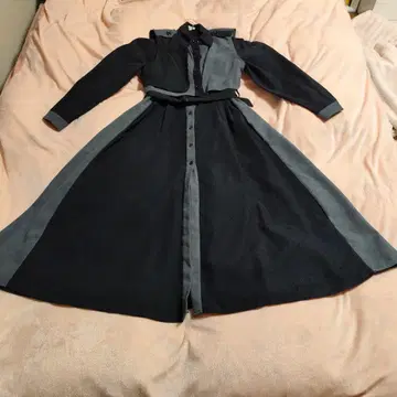 에미+ 블랙과 그레이의 플레어 원피스