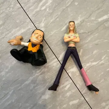 액션 피규어 다색