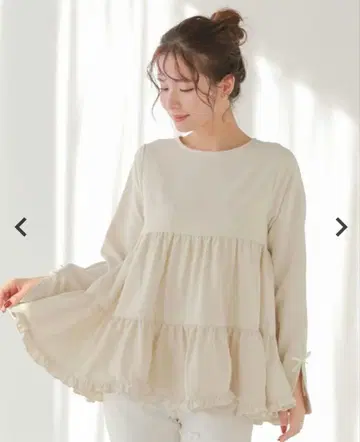 fitmore 핏모어 슬릿 슬리브 밑단 프릴 티어드 블라우스 베이지