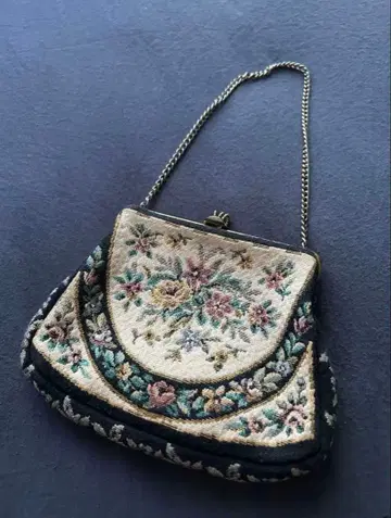 G.H.L. 꽃무늬 자수 클러치백