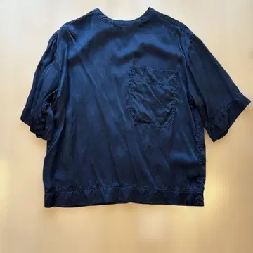 블랙 실크 반팔 셔츠 가슴 포켓 부착