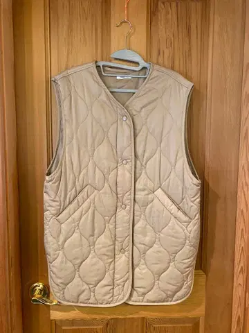 베이지 퀼팅 슬리브리스 베스트