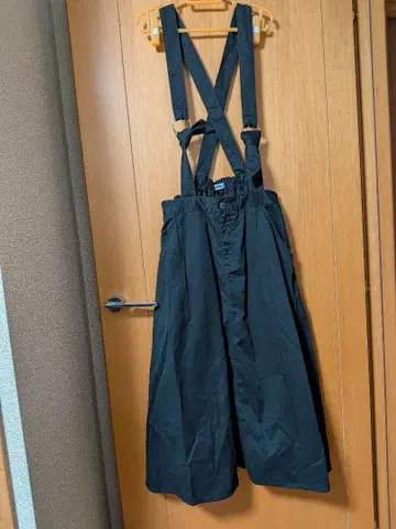 푸뉴즈 서스펜더 블랙 플레어 스커트 사이즈 3