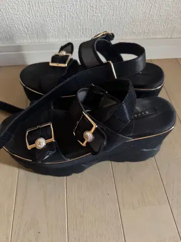 RANDA 펄 버클 볼륨 밑창 스포츠 샌들 LL