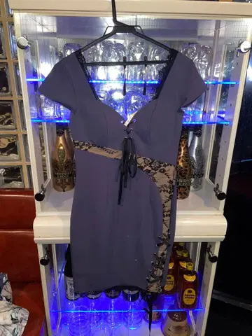 보라색 슬림핏 드레스 레이스 장식