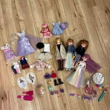 리카짱 인형 3개, 유메이로 리카짱 1개, 카코짱 1개와 의상 잡화 세트