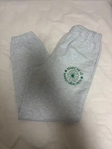 그레이 스웨트 팬츠 꽃 자수