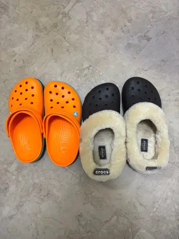크록스 오렌지 클래식 클로그와 퍼 샌들 세트
