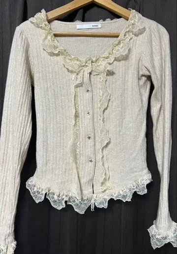 by munir 프릴 긴팔 상의 F 사이즈 크림색