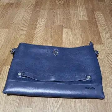 네이비 가죽 클러치백