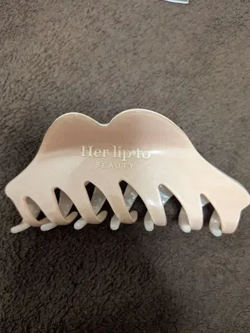 Her lip to 헤어 클립 립