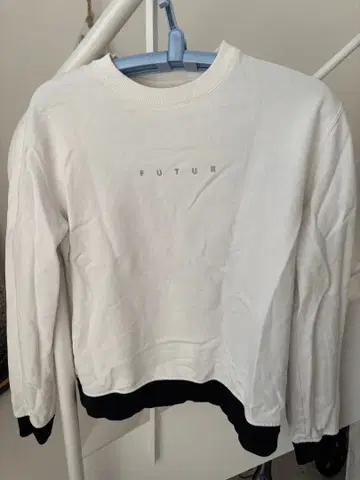 FUTUR 그래픽 맨투맨