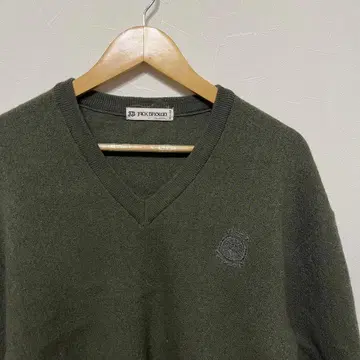 올리브 그린 V넥 스웨터