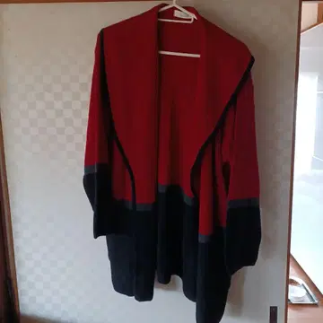 빨간색과 블랙의 긴팔 가디건