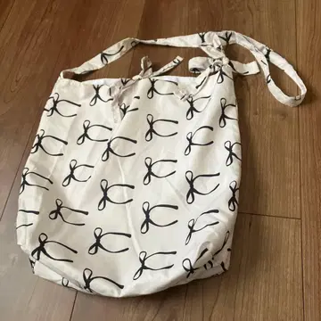 새상품급 리본 프린트 숄더백 화이트