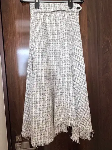 SNIDEL 트위드 플레어 스커트 화이트 계열