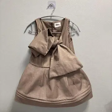 Bibiy. 비비 리본 슬리브리스 블라우스