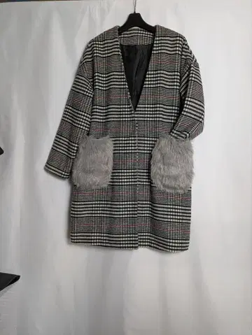 체크 무늬 롱 코트 (퍼 포함)