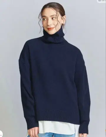 [뷰티 앤 유스] 네이비 터틀넥 니트