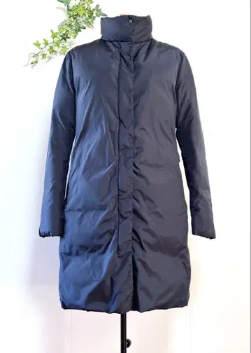 유니클로 이네스 다운 코트 네이비 M 사이즈